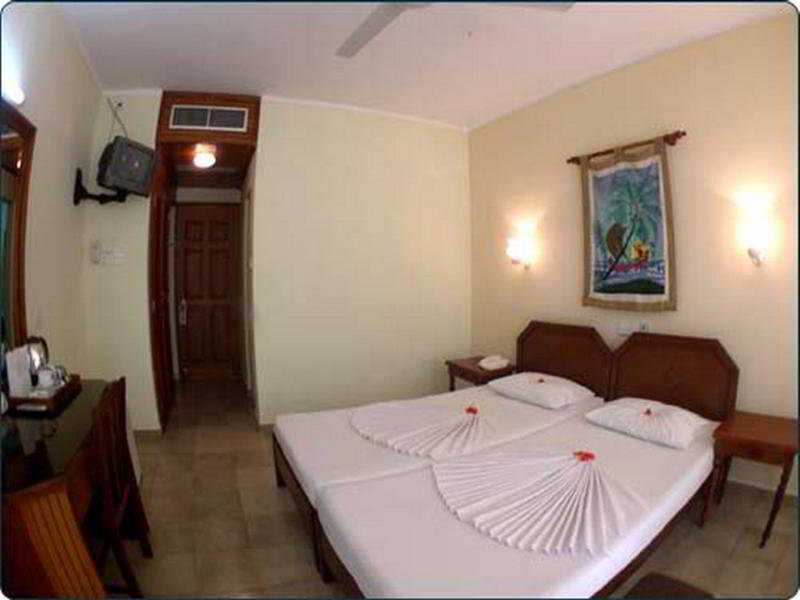Goldi Sands 4