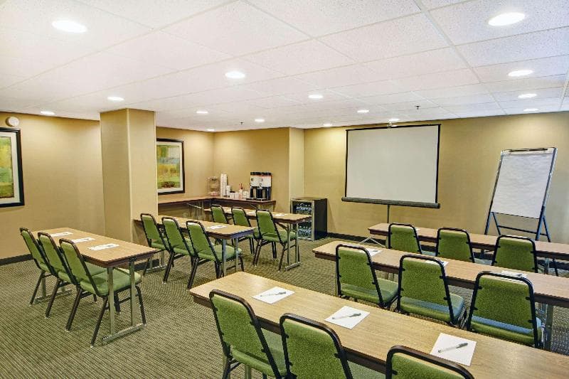 Hampton Inn Kansas City-Airport 4