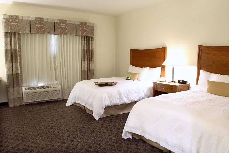 Hampton Inn & Suites Chesapeake-Square Mall 2