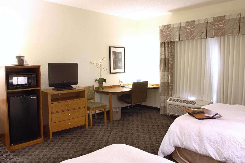 Hampton Inn & Suites Chesapeake-Square Mall 5