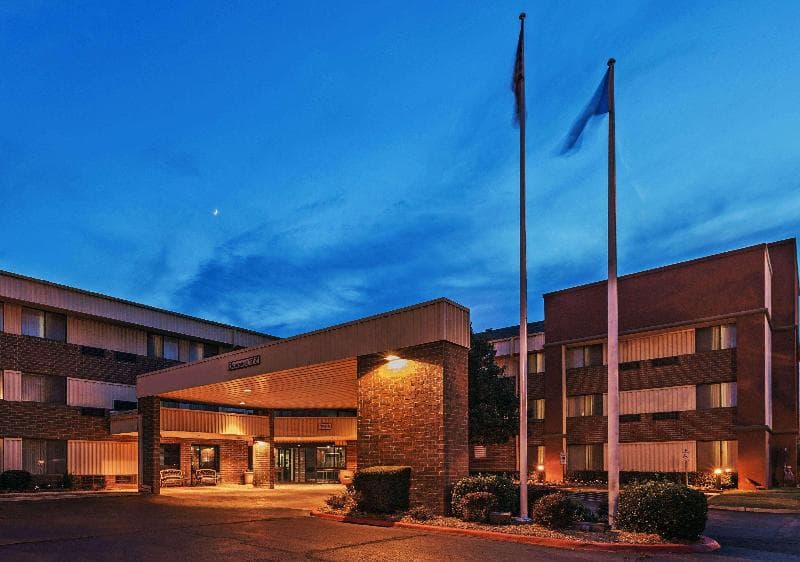 Clarion Pointe Okc Airport 1