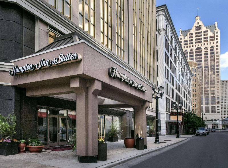 Hampton Inn & Suites Milwaukee Downtown 2