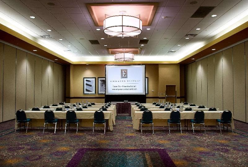 Embassy Suites by Hilton Kansas City International Airport 4