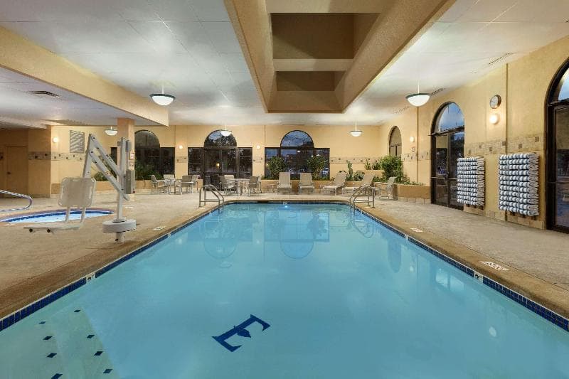 Embassy Suites by Hilton Kansas City International Airport 2