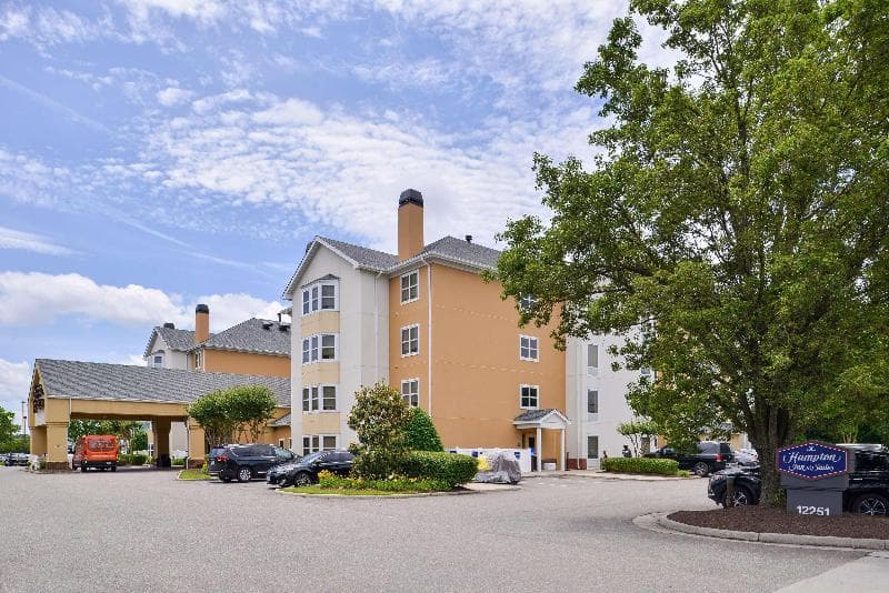 Hampton Inn & Suites Newport News (Oyster Point) photo 1