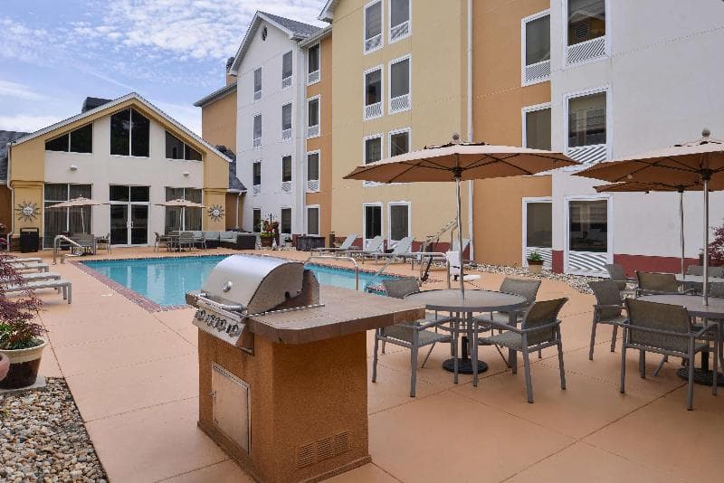 Hampton Inn & Suites Newport News (Oyster Point) 2