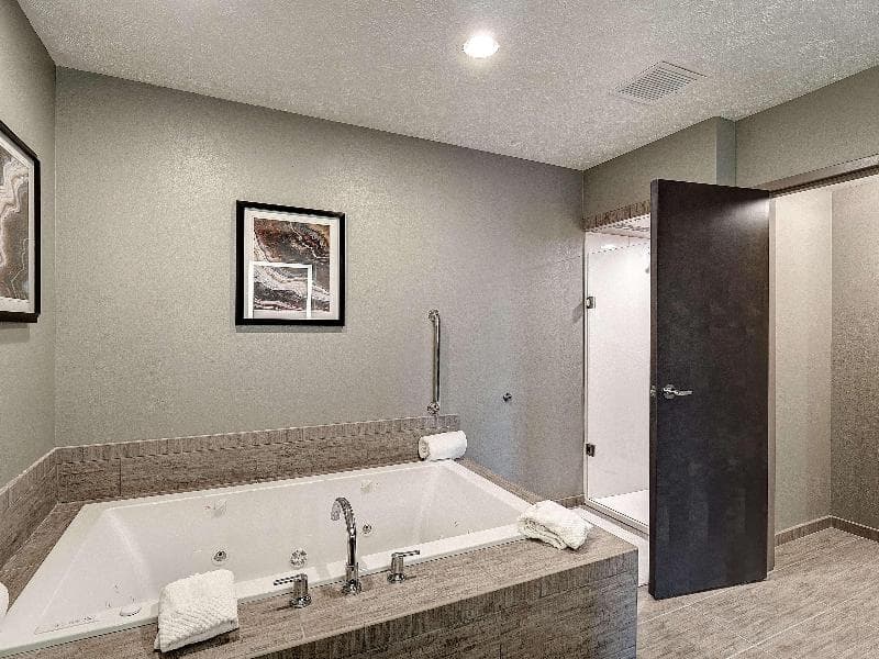 DoubleTree by Hilton Bloomington 4
