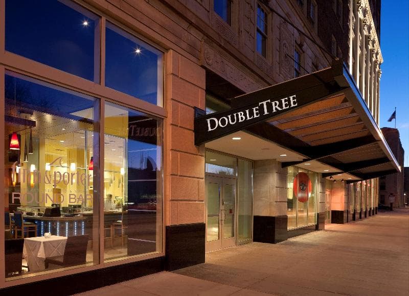 DoubleTree Suites by Hilton Hotel Detroit Downtown - Fort photo 1