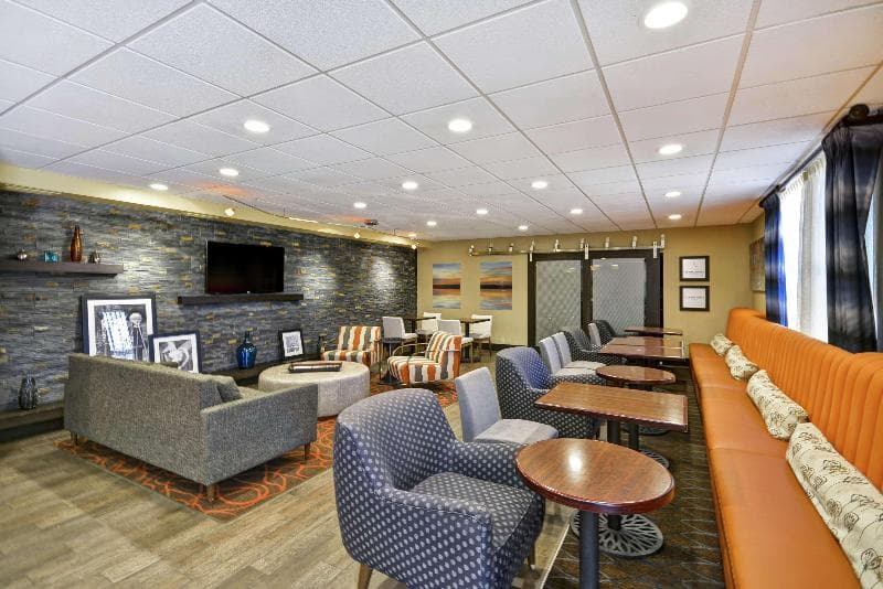 Hampton Inn Auburn 5