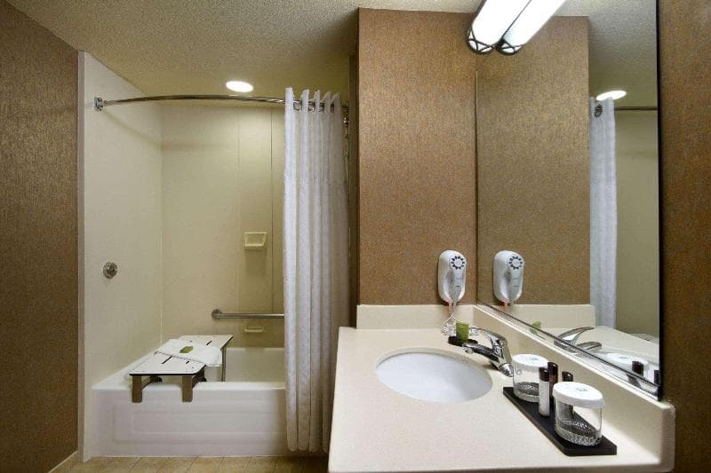 Embassy Suites by Hilton Charleston Airport Hotel & Convent 1