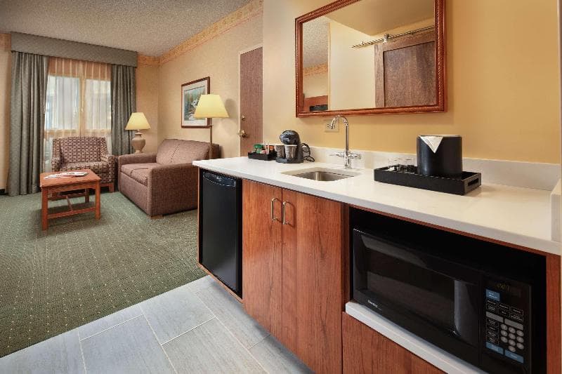 Embassy Suites by Hilton Charleston Airport Hotel & Convent 4