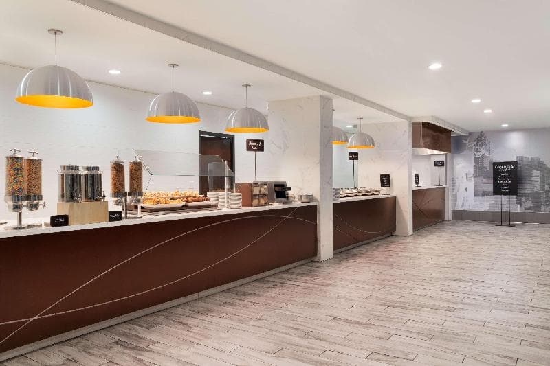 Embassy Suites by Hilton Atlanta Airport 4