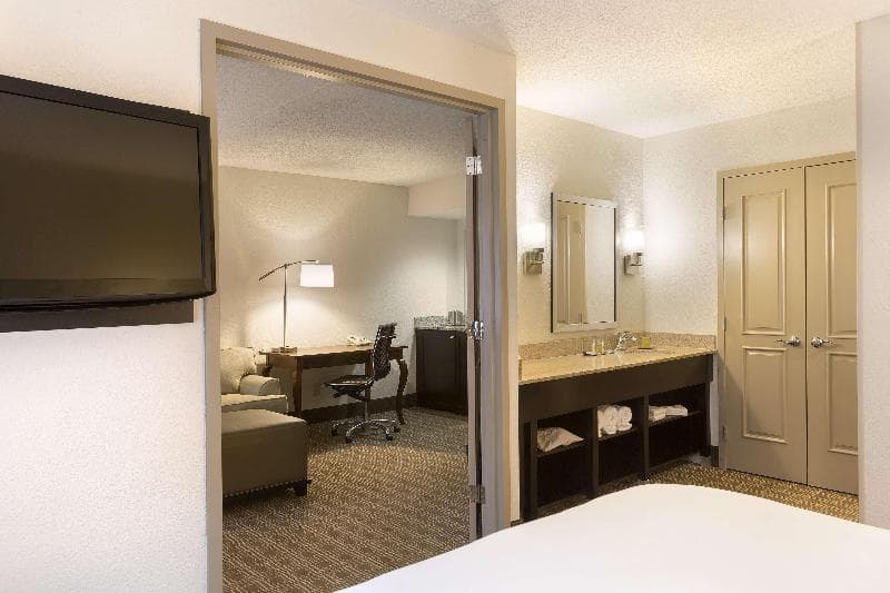 DoubleTree Suites by Hilton Hotel Nashville Airport 3