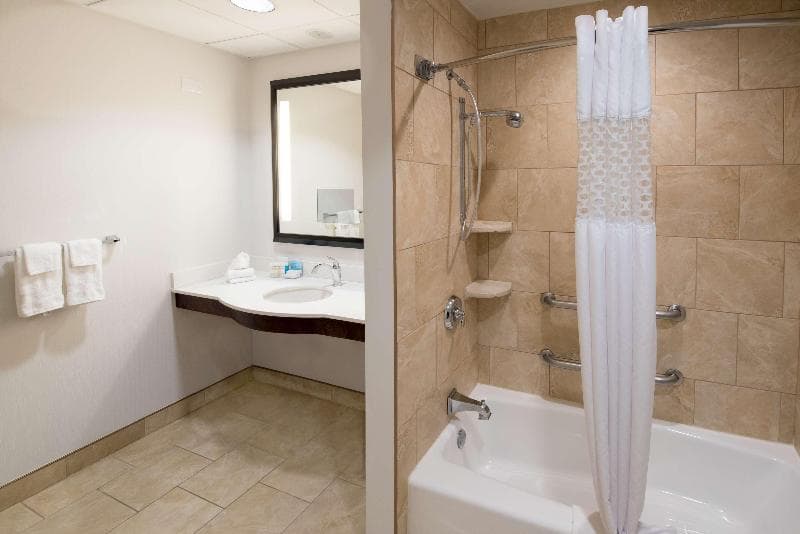 Hampton Inn & Suites Charlotte/SouthPark at Phillips Place 2