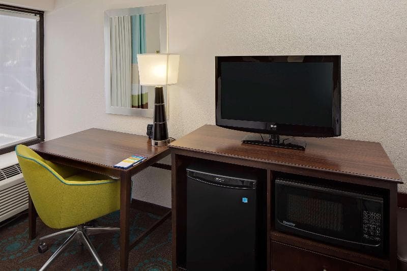 Hampton Inn Naples-Central 3