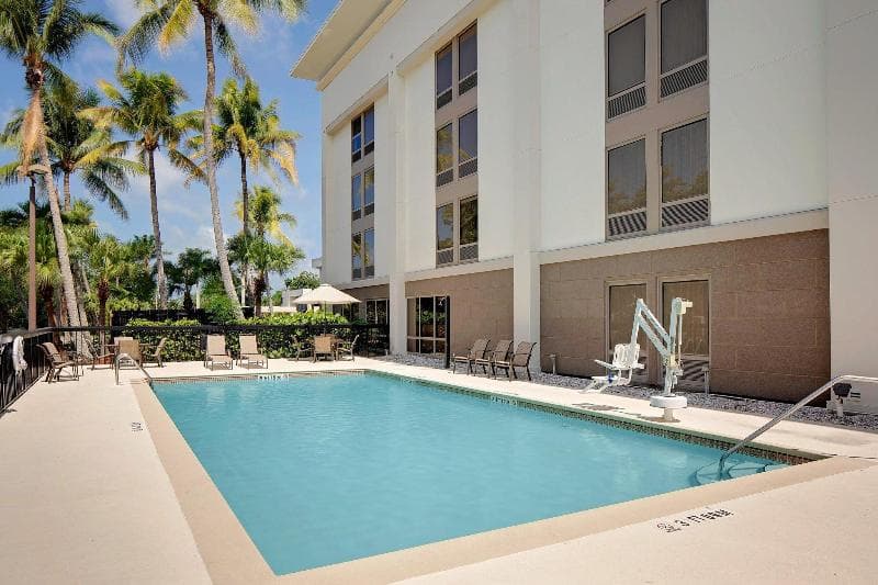 Hampton Inn Naples-Central 2