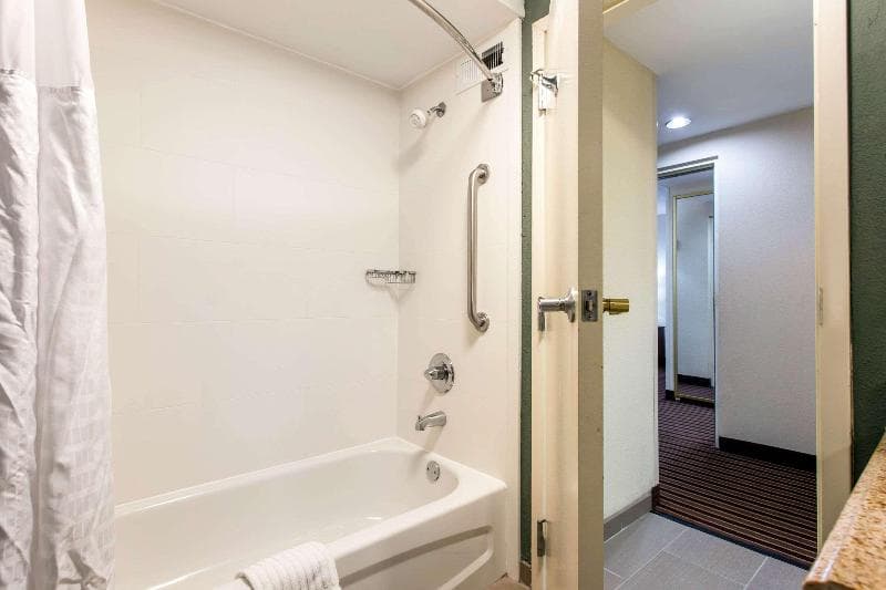 Best Western Plus Raleigh Crabtree Valley Hotel 4