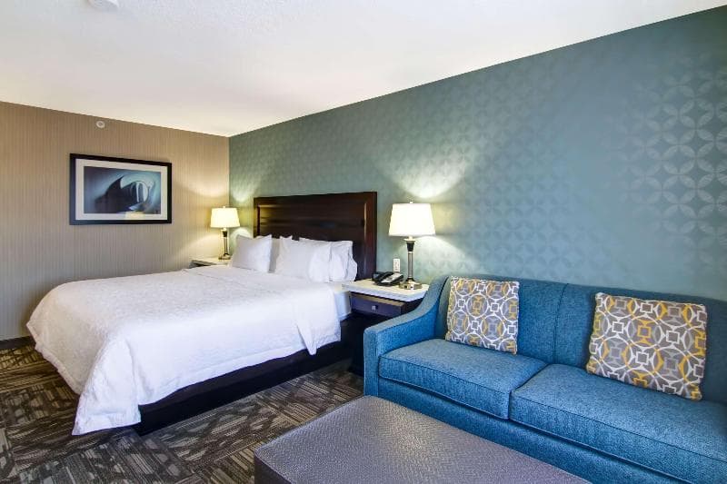 Hampton Inn & Suites by Hilton Calgary-Airport 2