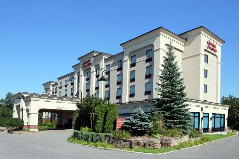 Hampton Inn & Suites by Hilton Laval 3