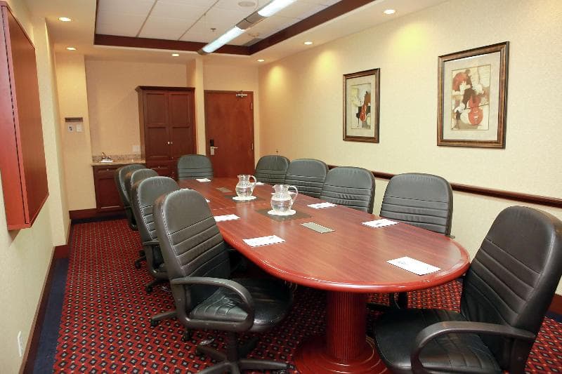 Hampton Inn & Suites by Hilton Laval 4