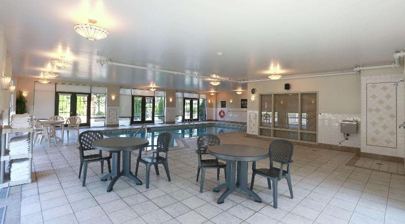 Hampton Inn & Suites by Hilton Laval 2