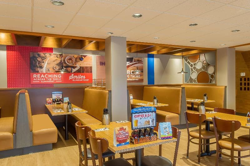Ramada by Wyndham Niagara Falls by the River 3