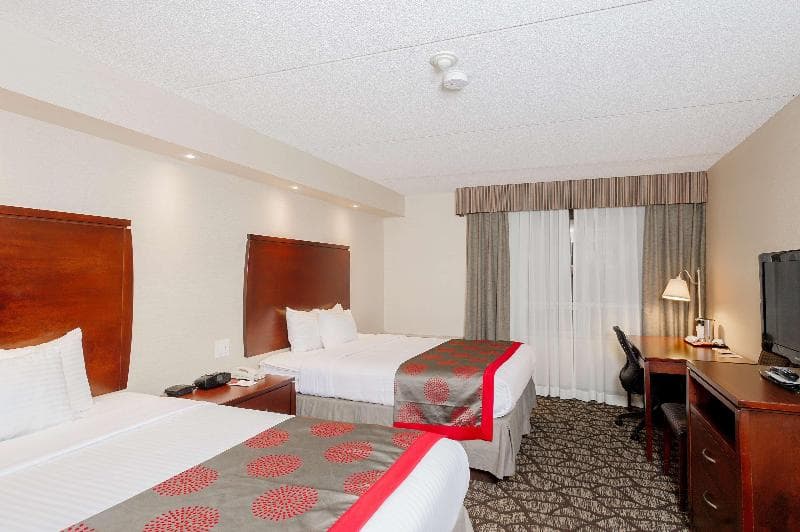 Ramada by Wyndham Niagara Falls by the River 2