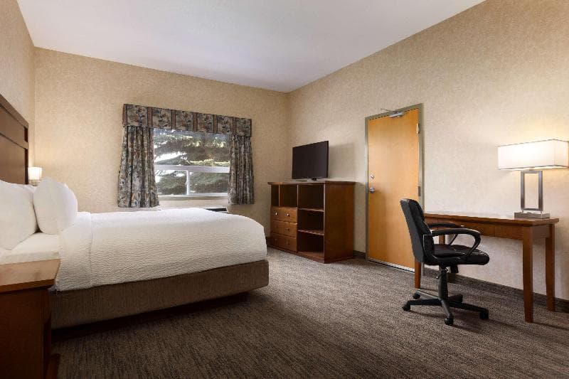 Days Inn & Suites by Wyndham Brooks 5