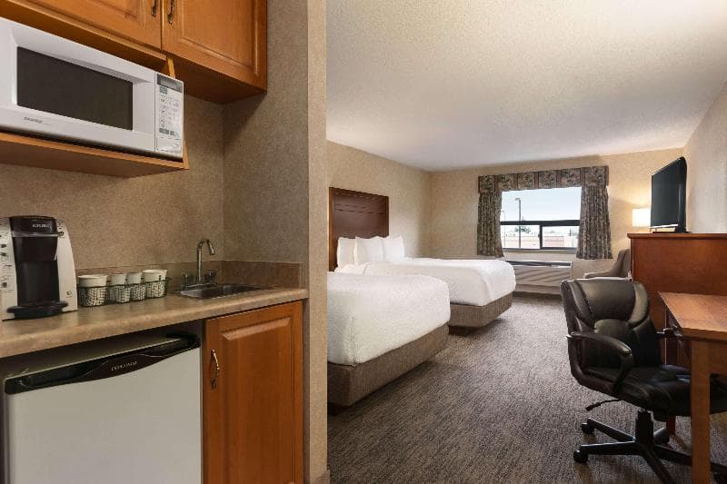 Days Inn & Suites by Wyndham Brooks 4