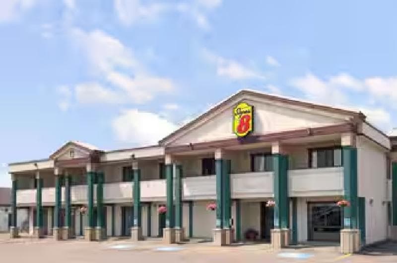 Super 8 by Wyndham Red Deer 3
