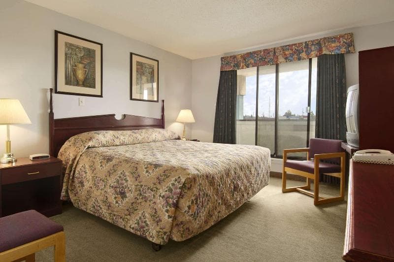 Super 8 by Wyndham Red Deer 2