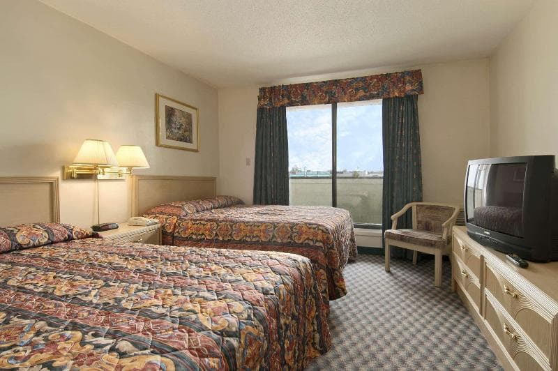 Super 8 by Wyndham Red Deer 4