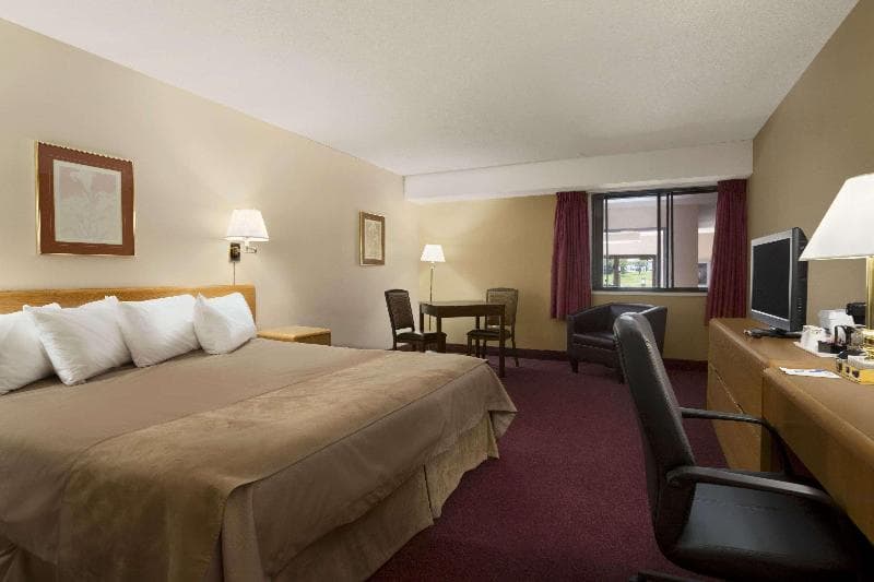 Clarion Pointe 4