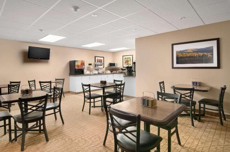 Travelodge by Wyndham Red Deer photo 1