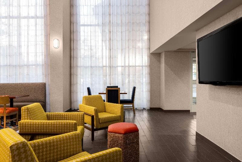 Hampton Inn & Suites State College at Williamsburg Square 2