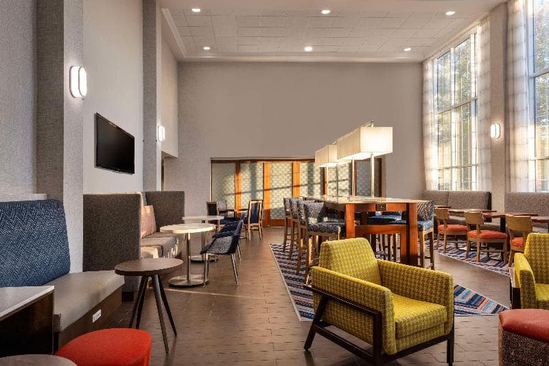 Hampton Inn & Suites State College at Williamsburg Square 3