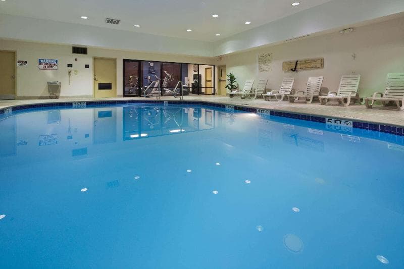 Hampton Inn Youngstown-North 3