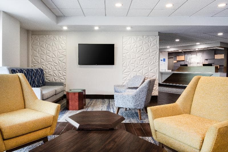 Holiday Inn Express & Suites Cincinnati Riverfront 2