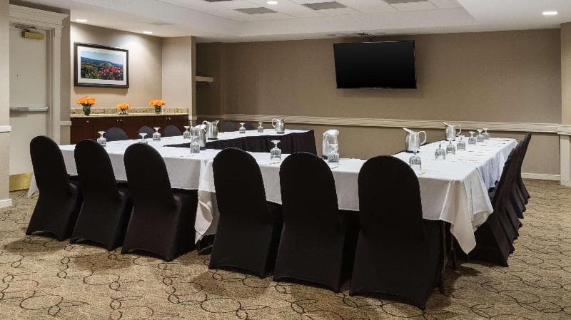DoubleTree Suites by Hilton Hotel Cincinnati - Blue Ash 5