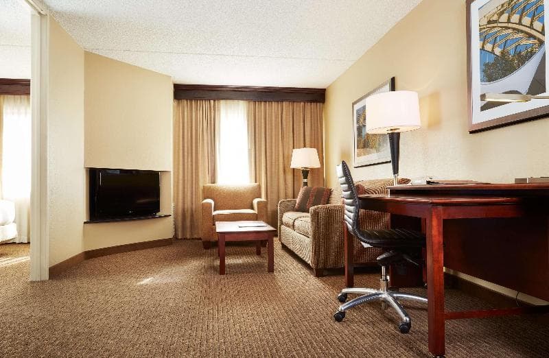 DoubleTree Suites by Hilton Hotel Cincinnati - Blue Ash 3