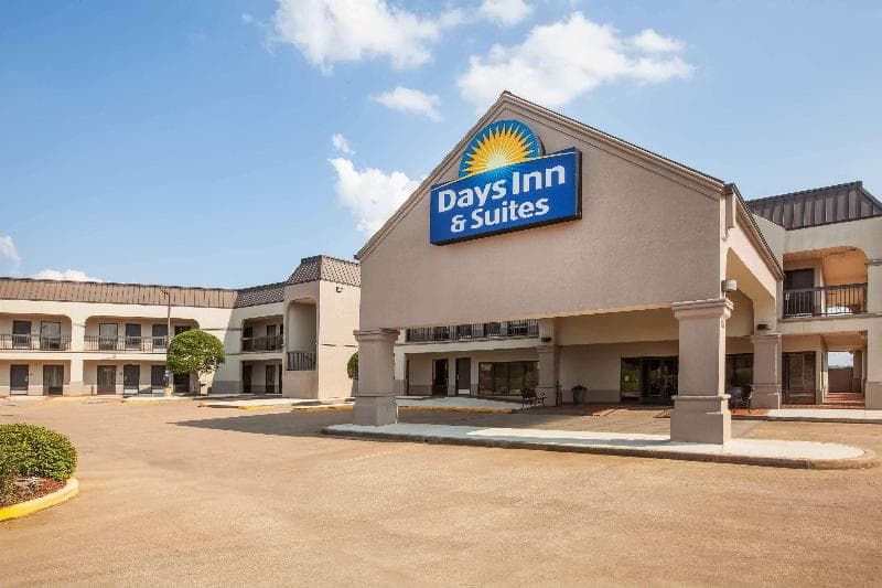 Days Inn & Suites by Wyndham Tyler 5