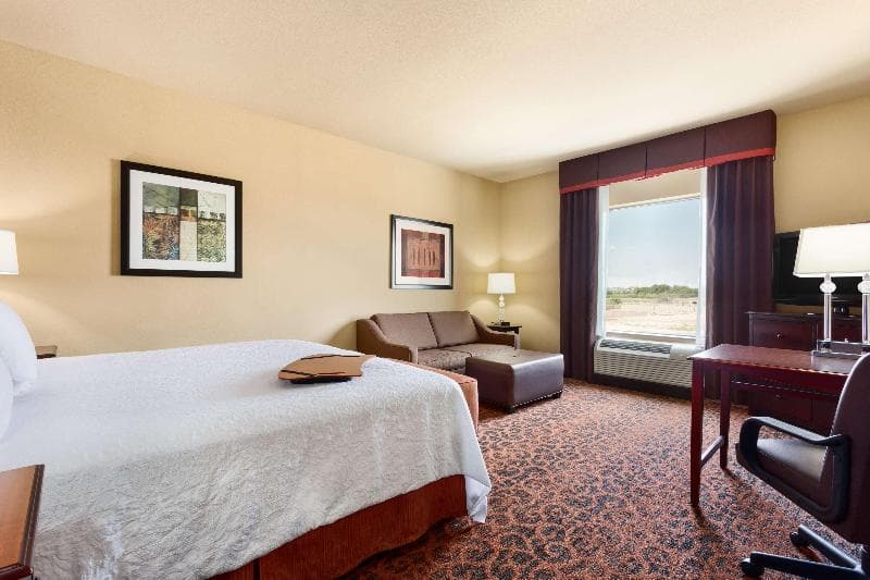 Hampton Inn & Suites Mission 5