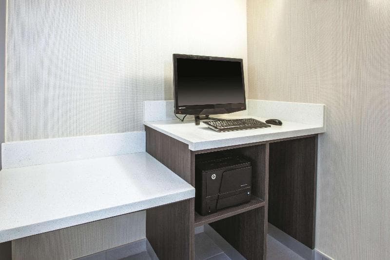 La Quinta Inn & Suites by Wyndham Sturbridge photo 1