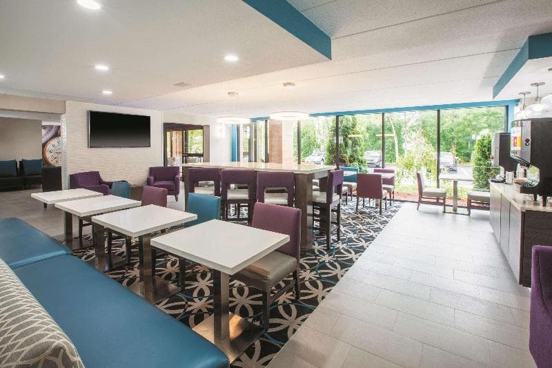 La Quinta Inn & Suites by Wyndham Sturbridge 4