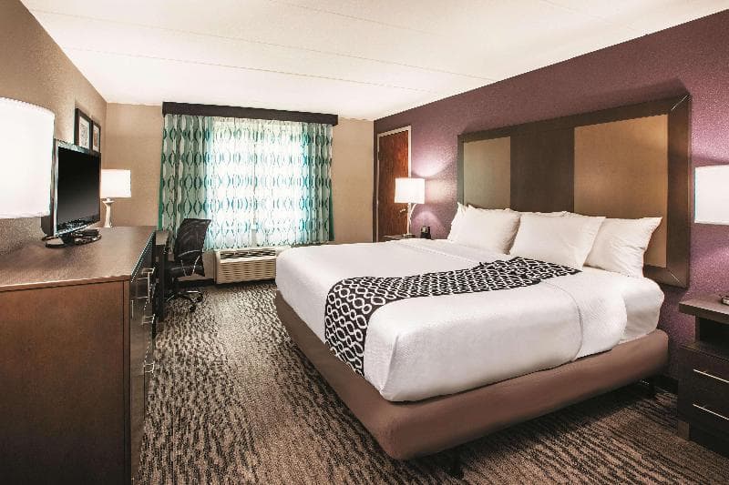 La Quinta Inn & Suites by Wyndham Sturbridge 5
