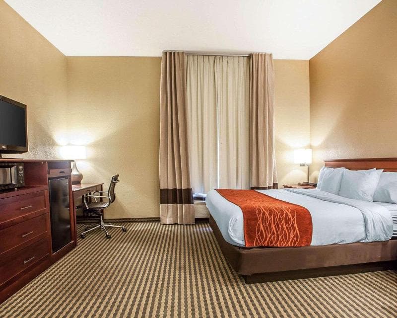 Comfort Inn & Suites 3