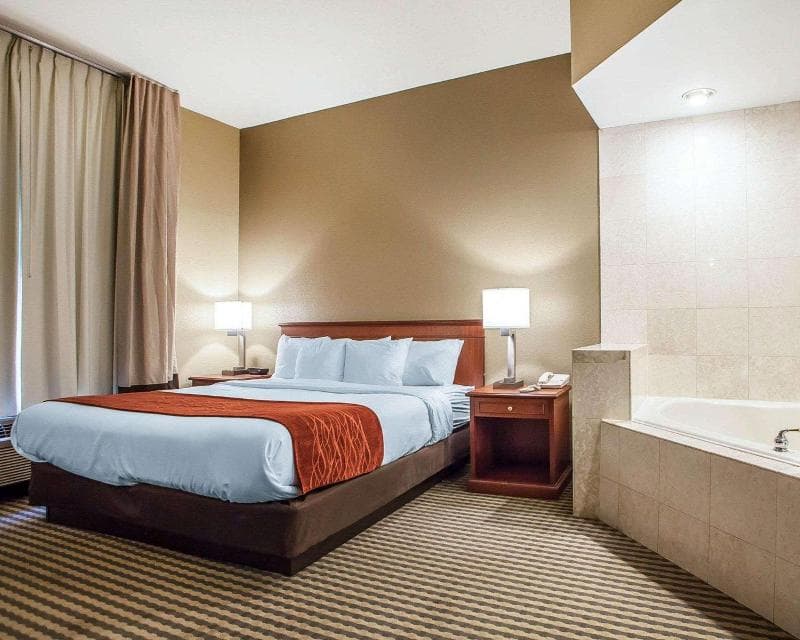 Comfort Inn & Suites 4