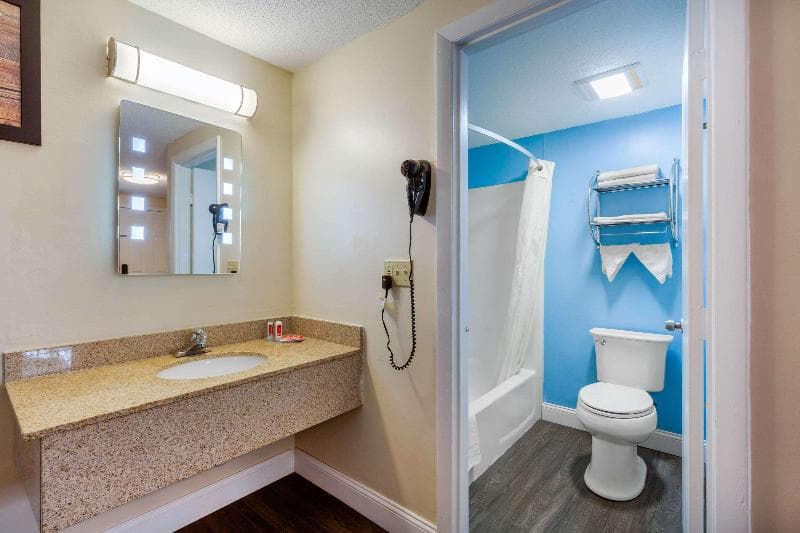 Econo Lodge 2