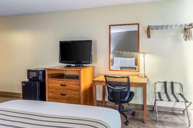 Econo Lodge Ithaca 3