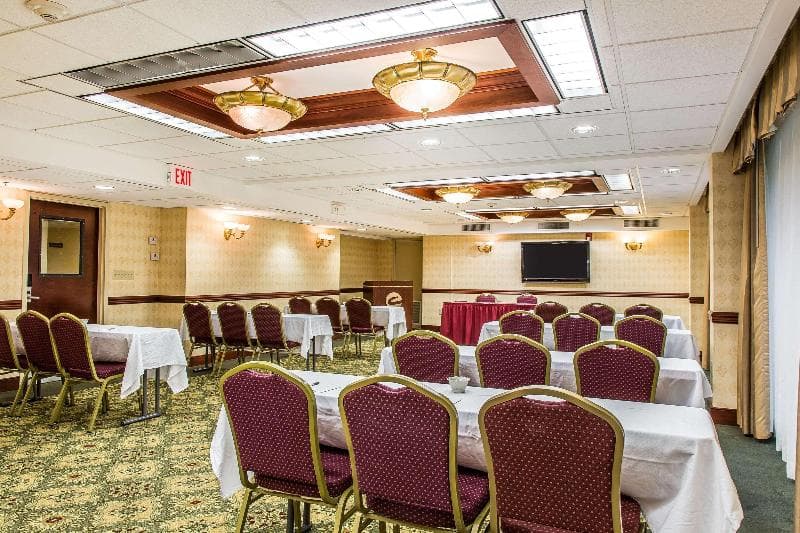 Clarion Hotel & Suites Hamden-New Haven 3